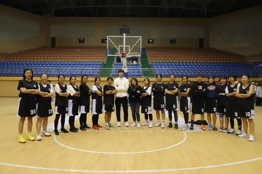 以篮球之名,投经管风采——教育学院女篮斩获校赛亚军4.jpg 以篮球之名,投经管风采——教育学院女篮斩获校赛亚军4.jpg