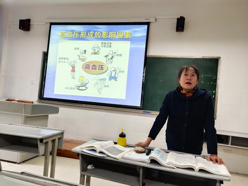 吴兰鸥老师讲课1.jpg 吴兰鸥老师讲课1.jpg
