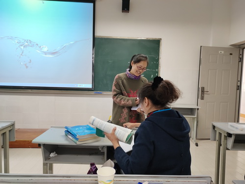 何洪静老师交流1.jpg 何洪静老师交流1.jpg