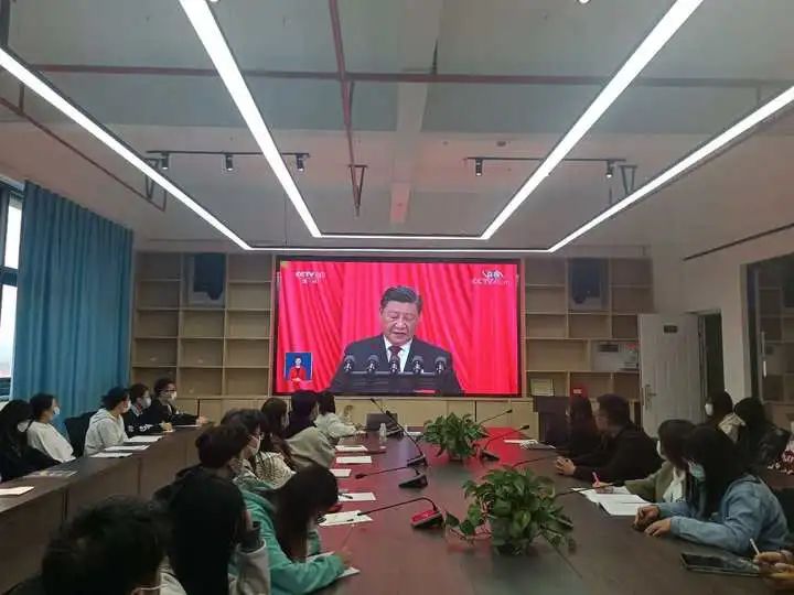 6.jpg 【创美艺传】青春心向党|艺术与传媒学院组织集中观看中国共产党第二十次全国代表大会开幕会盛况 第 5 张