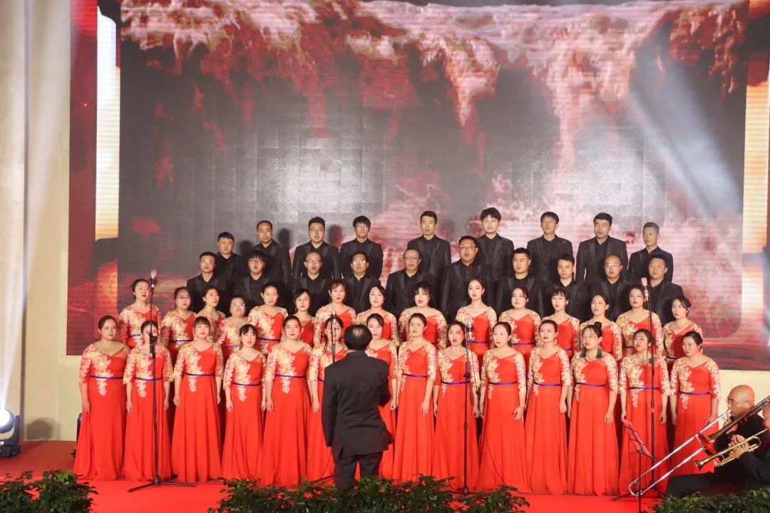 【创美艺传】云南经济管理学院教职工合唱比赛暨30周年校庆活动圆满结束 第 7 张 【创美艺传】云南经济管理学院教职工合唱比赛暨30周年校庆活动圆满结束 第 7 张