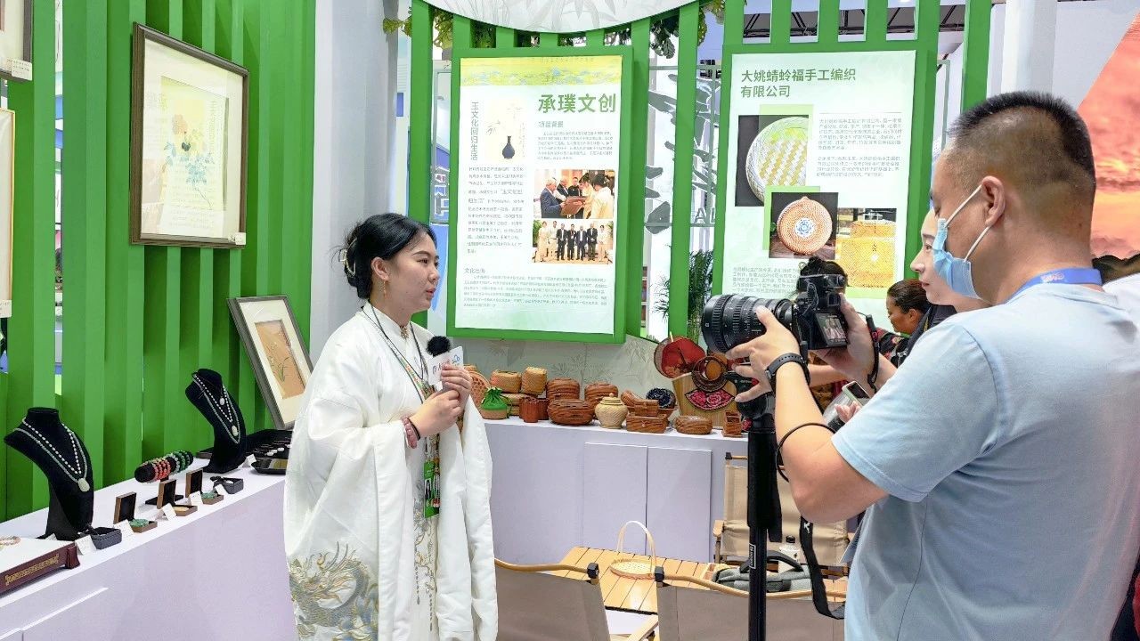 走出云南 走向世界|云经管大学生孵化创业项目参加第四届中国—蒙古国博览会 第 11 张 走出云南 走向世界|云经管大学生孵化创业项目参加第四届中国—蒙古国博览会 第 11 张
