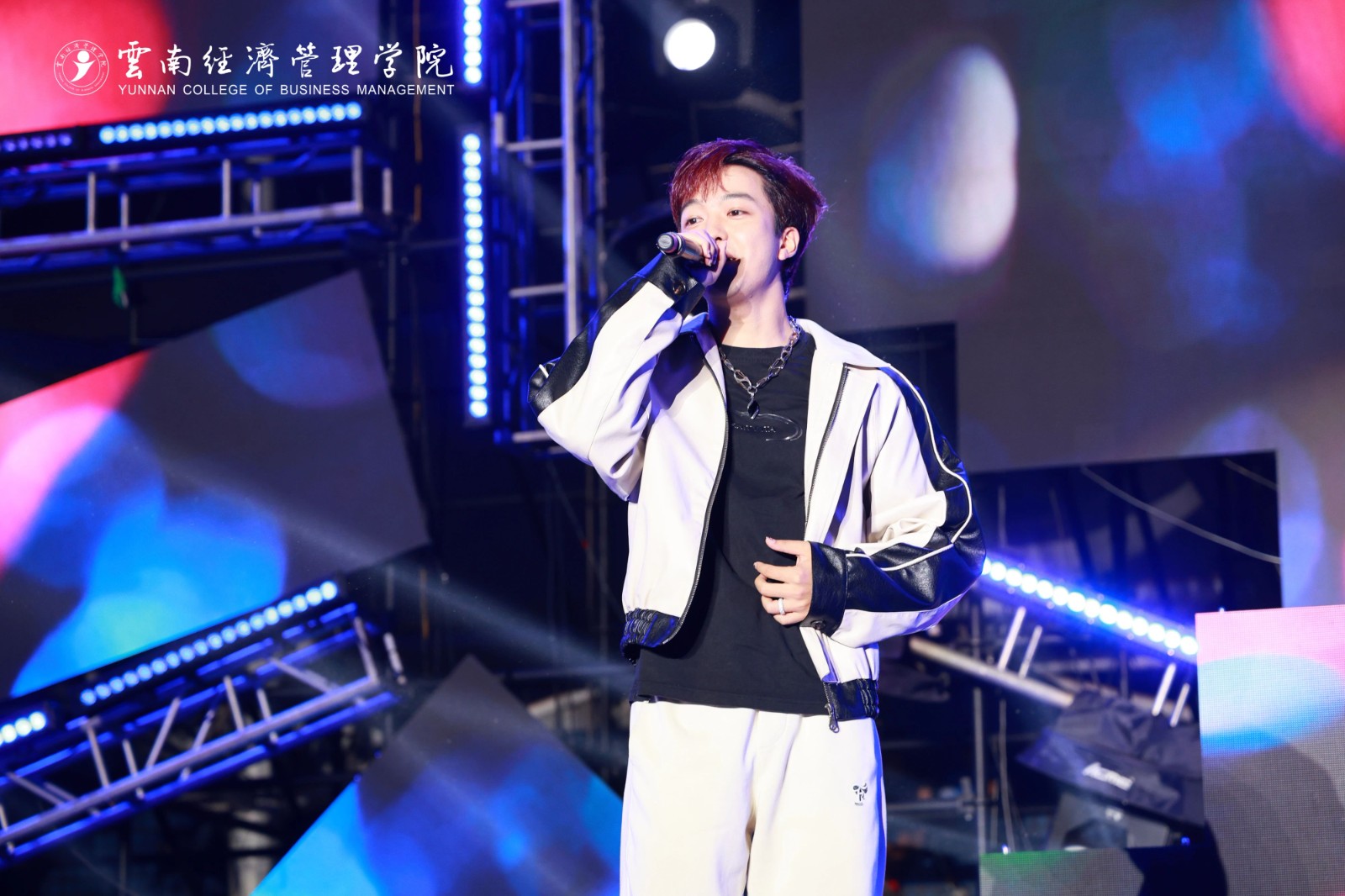 嗨!躁!燃!云经管新生“逐梦”音乐盛典火热开唱! 第 15 张 嗨!躁!燃!云经管新生“逐梦”音乐盛典火热开唱! 第 15 张