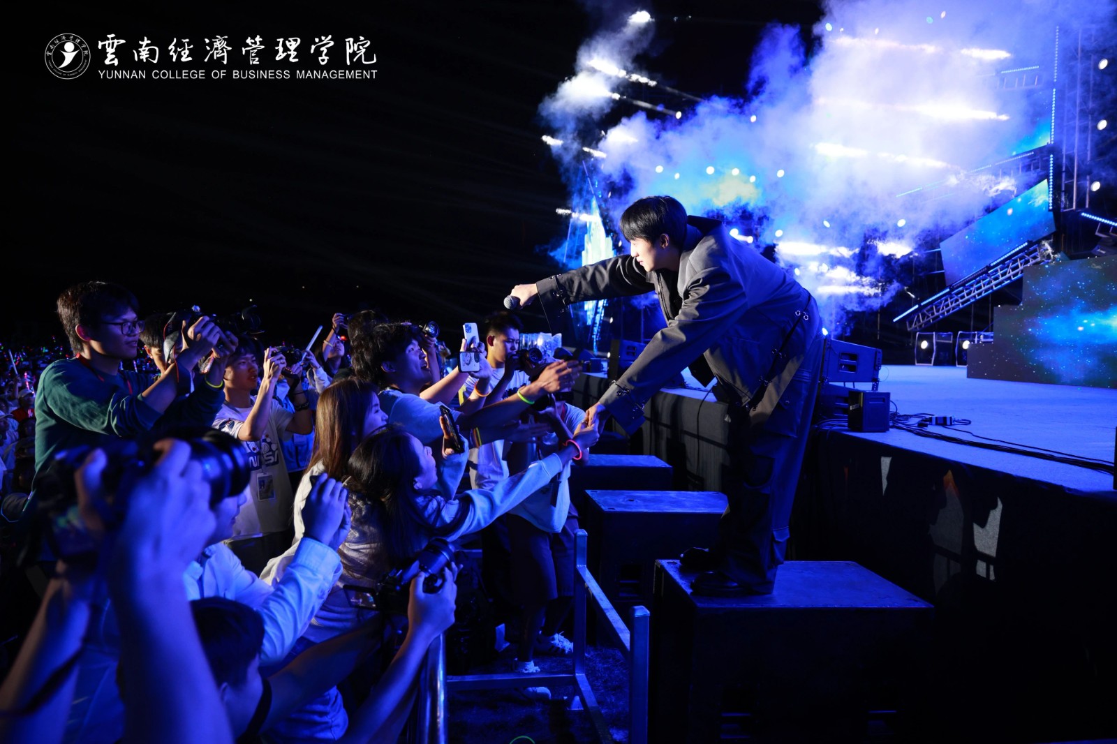 嗨!躁!燃!云经管新生“逐梦”音乐盛典火热开唱! 第 17 张 嗨!躁!燃!云经管新生“逐梦”音乐盛典火热开唱! 第 17 张