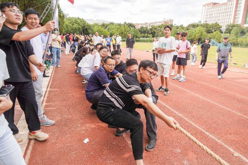 云南经济管理学院第四届教职工拔河比赛赛出新风采 第 11 张 云南经济管理学院第四届教职工拔河比赛赛出新风采 第 11 张