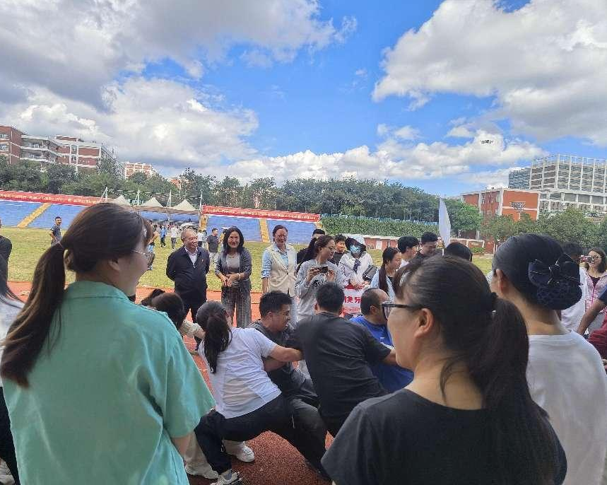 云南经济管理学院第四届教职工拔河比赛赛出新风采 第 1 张 云南经济管理学院第四届教职工拔河比赛赛出新风采 第 1 张