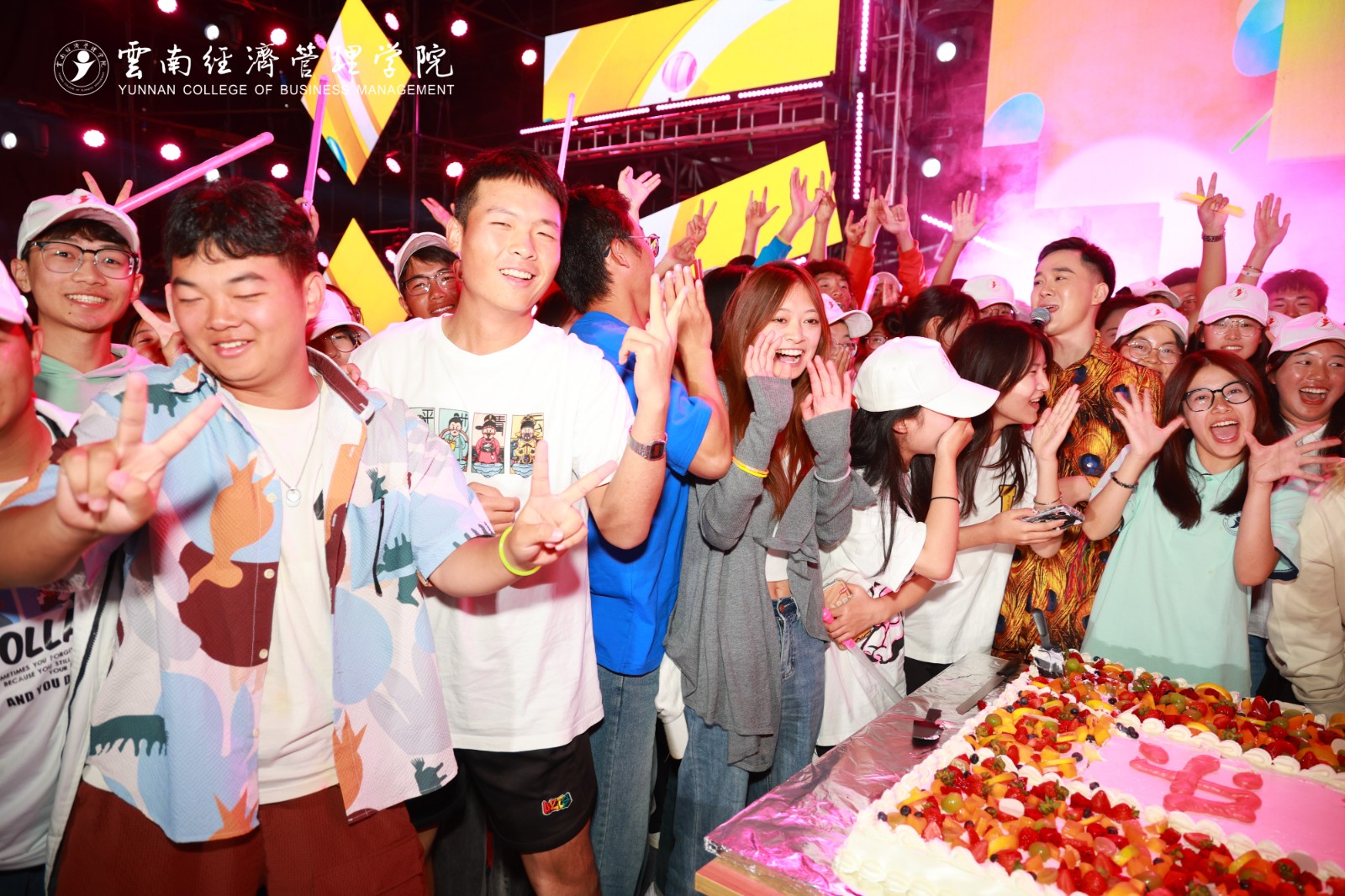 嗨!躁!燃!云经管新生“逐梦”音乐盛典火热开唱! 第 33 张 嗨!躁!燃!云经管新生“逐梦”音乐盛典火热开唱! 第 33 张