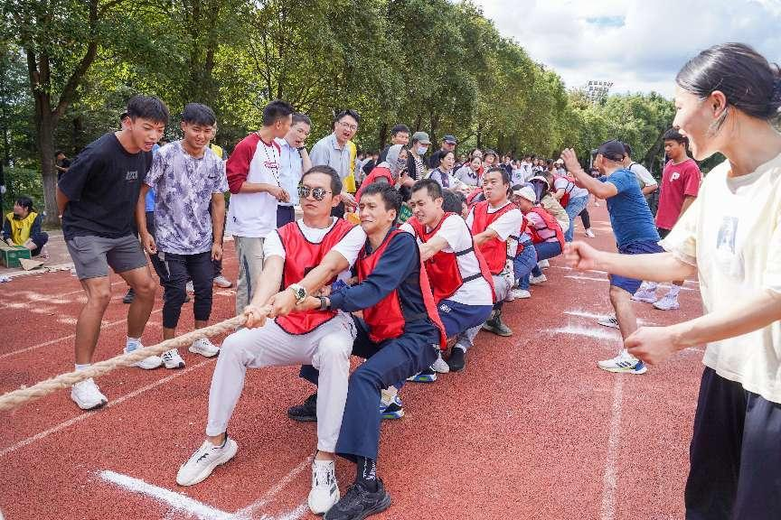 云南经济管理学院第四届教职工拔河比赛赛出新风采 第 9 张 云南经济管理学院第四届教职工拔河比赛赛出新风采 第 9 张