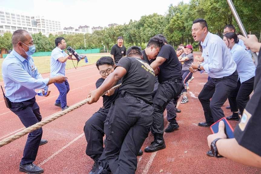 云南经济管理学院第四届教职工拔河比赛赛出新风采 第 8 张 云南经济管理学院第四届教职工拔河比赛赛出新风采 第 8 张