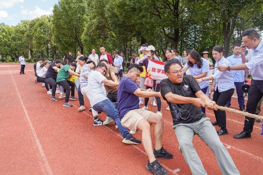 云南经济管理学院第四届教职工拔河比赛赛出新风采 第 12 张 云南经济管理学院第四届教职工拔河比赛赛出新风采 第 12 张