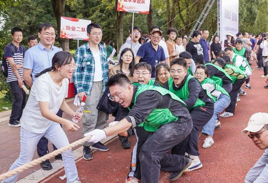 云南经济管理学院第四届教职工拔河比赛赛出新风采 第 6 张 云南经济管理学院第四届教职工拔河比赛赛出新风采 第 6 张
