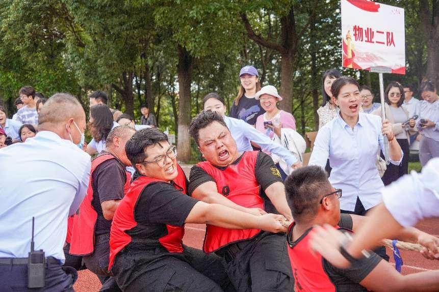 云南经济管理学院第四届教职工拔河比赛赛出新风采 第 13 张 云南经济管理学院第四届教职工拔河比赛赛出新风采 第 13 张