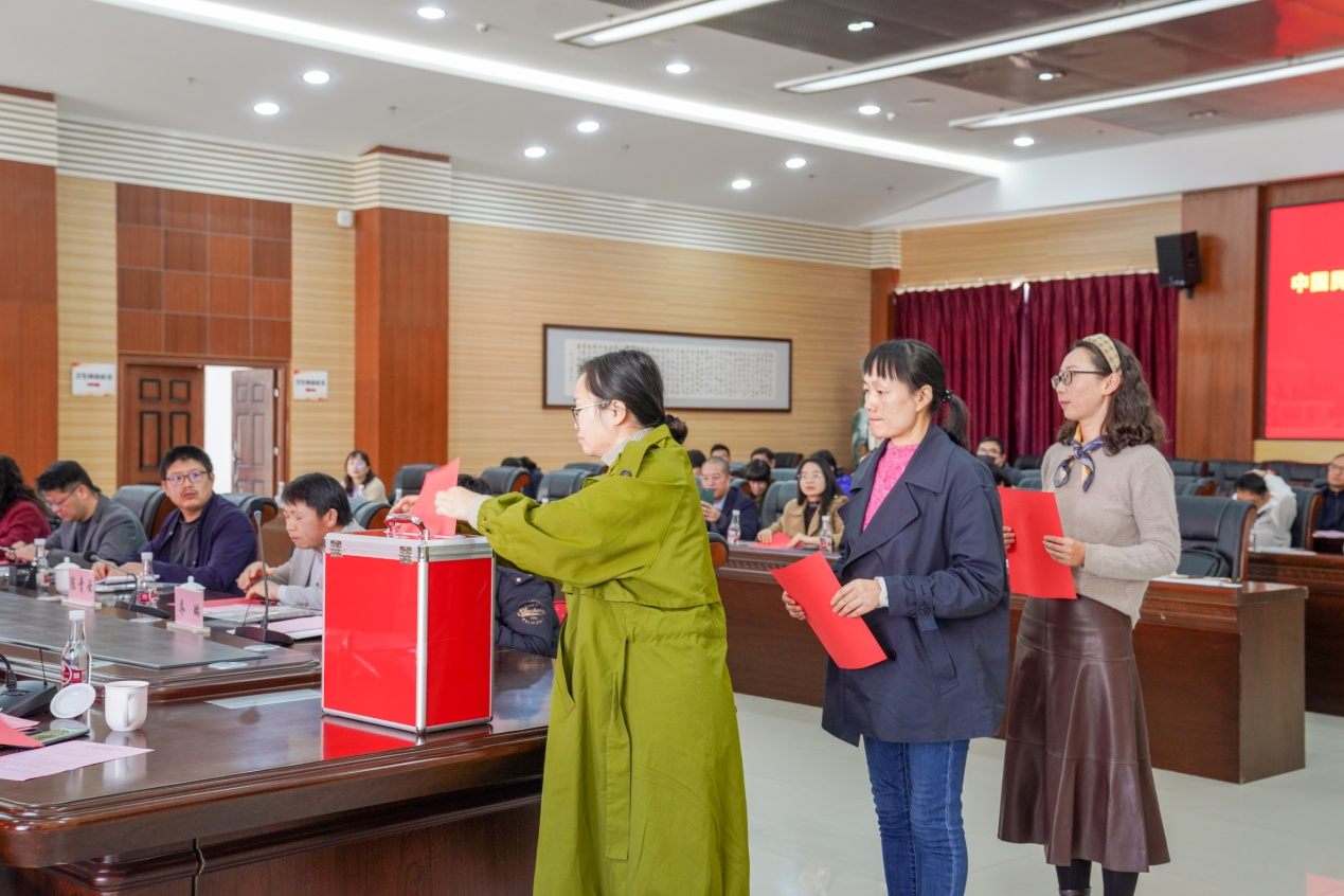 民进云南经济管理学院支部换届会议圆满举行 第 4 张 民进云南经济管理学院支部换届会议圆满举行 第 4 张