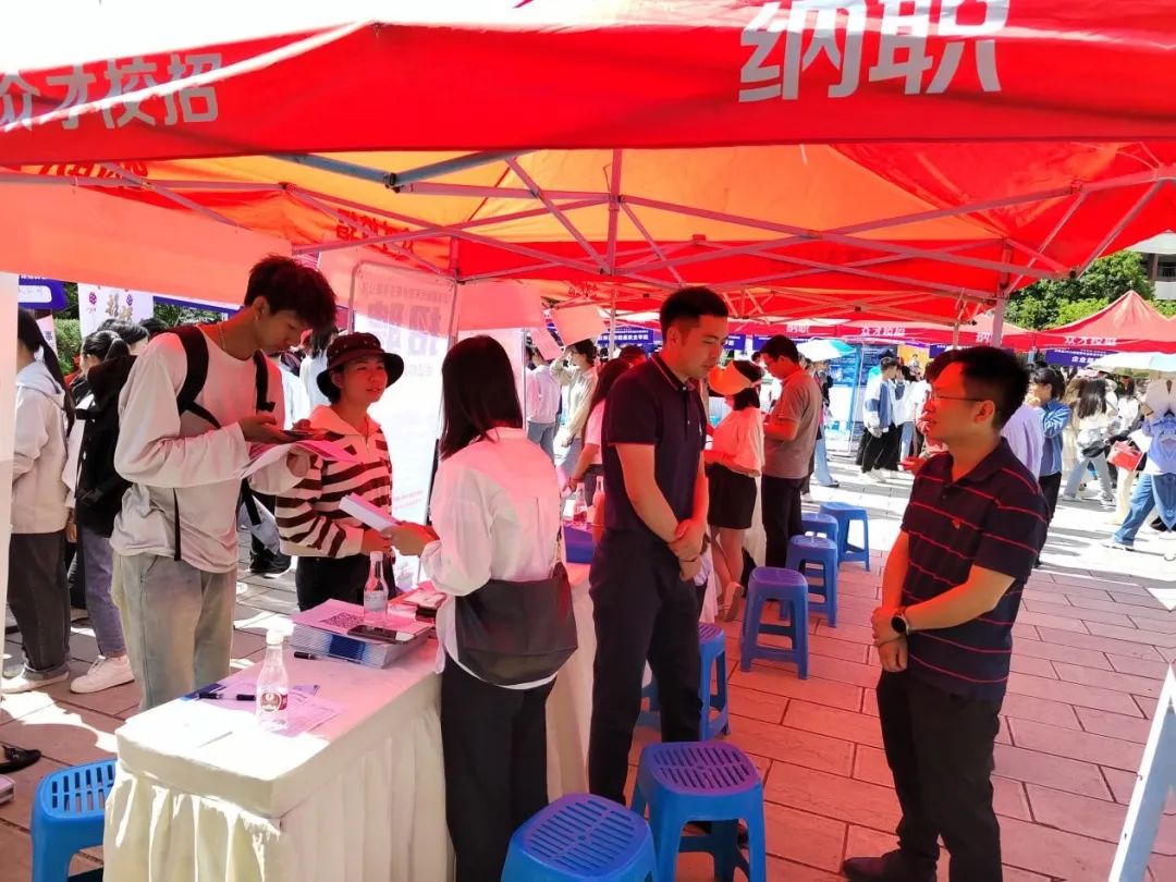 【就业实践】信息与智能工程学院参加“求职有路，就业无忧”招聘会 第 4 张