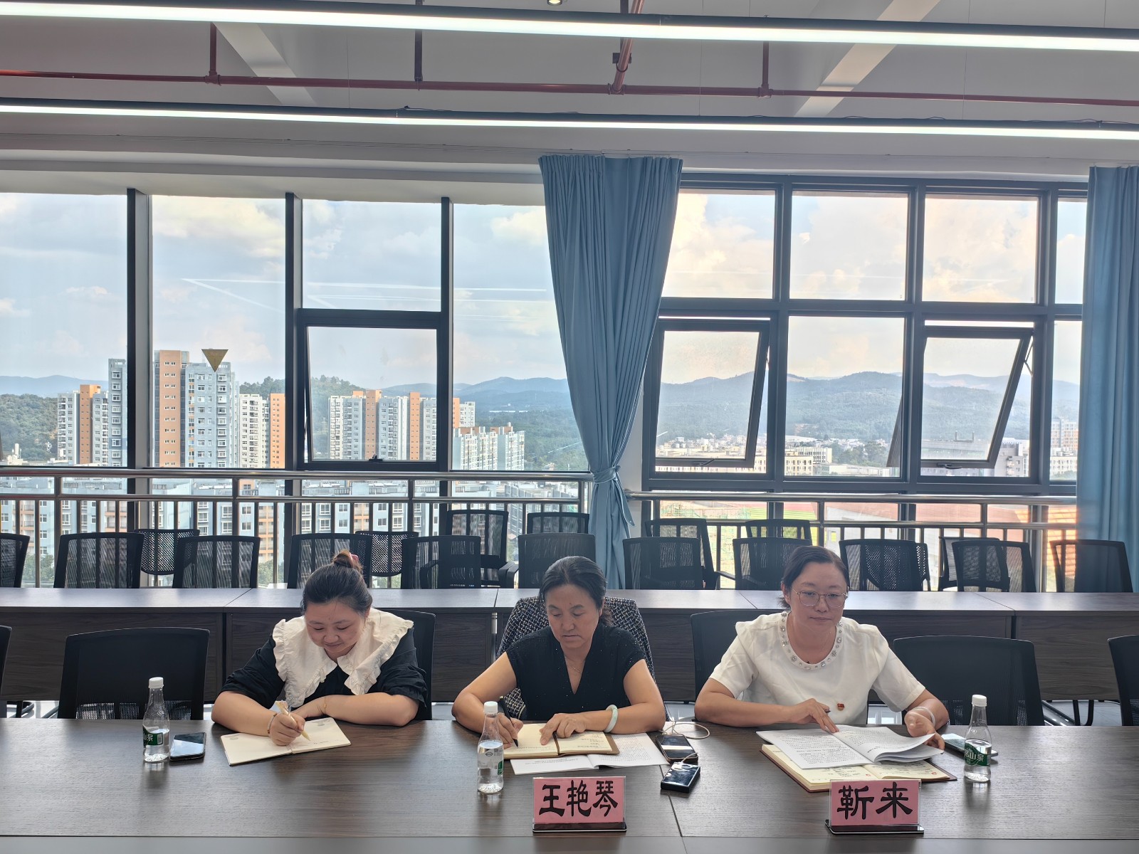 艺术与传媒学院党支部召开主题教育专题组织生活会 第 1 张 艺术与传媒学院党支部召开主题教育专题组织生活会 第 1 张