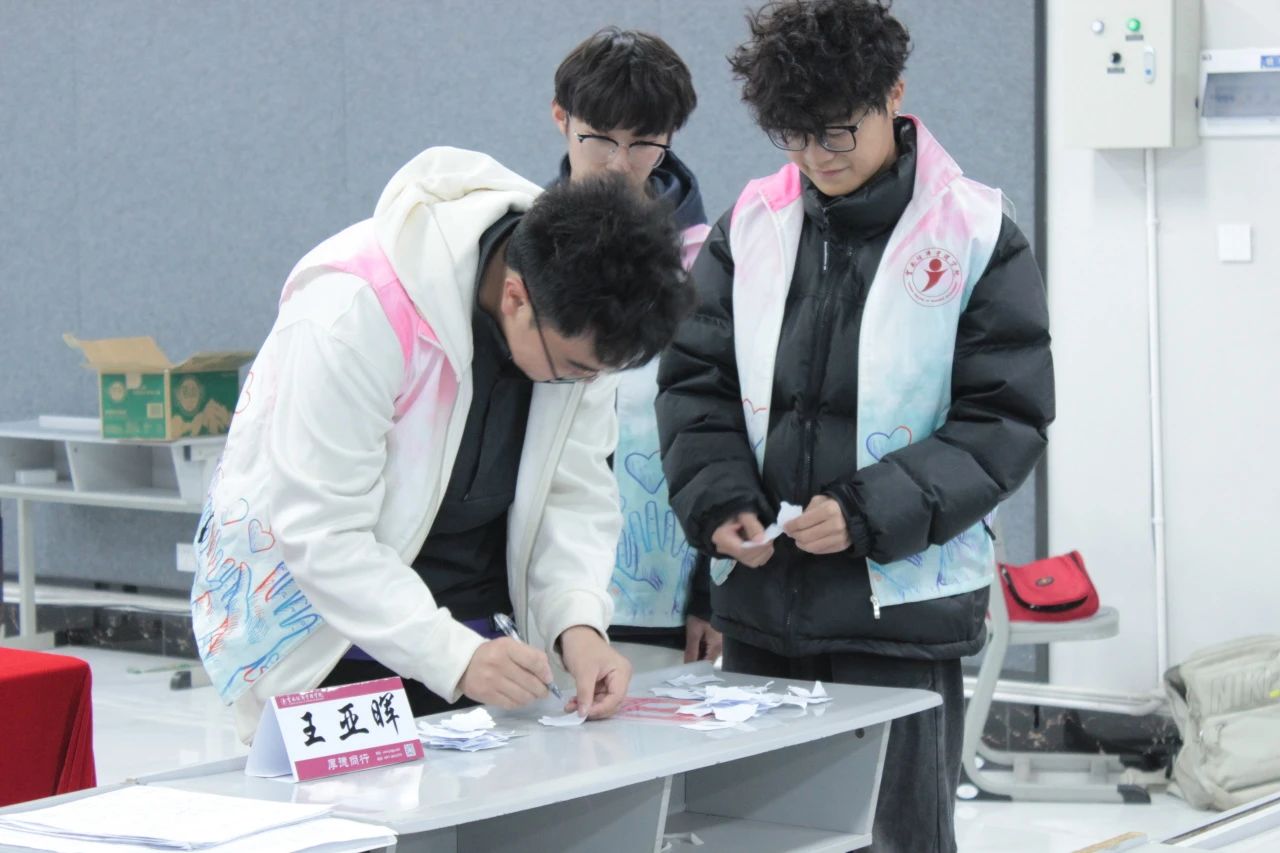 【创美艺传】志愿服务，你我同行——青年志愿者协会助力艺术与传媒学院首届全国大学生职业规划大赛院级赛 第 5 张