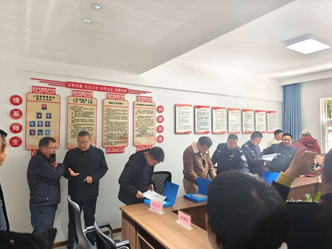 王鹏辉处长在查阅资料现场做介绍说明.jpg 王鹏辉处长在查阅资料现场做介绍说明.jpg