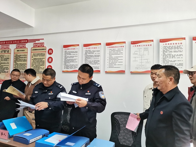 公安领导查看工作台账1.jpg 公安领导查看工作台账1.jpg