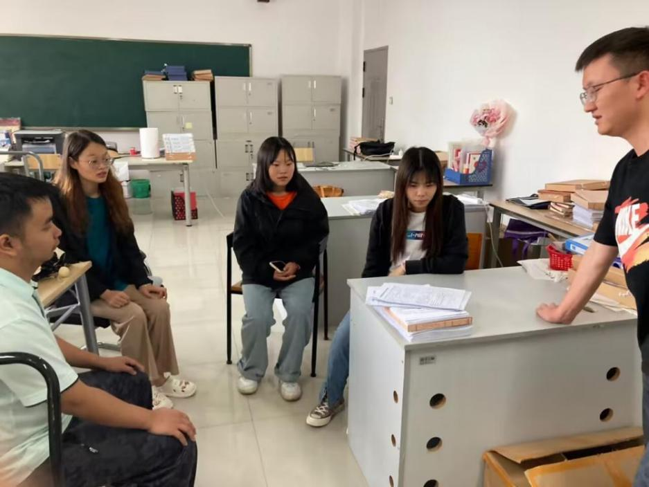 学生工作周报(第10期) 第 16 张 学生工作周报(第10期) 第 16 张