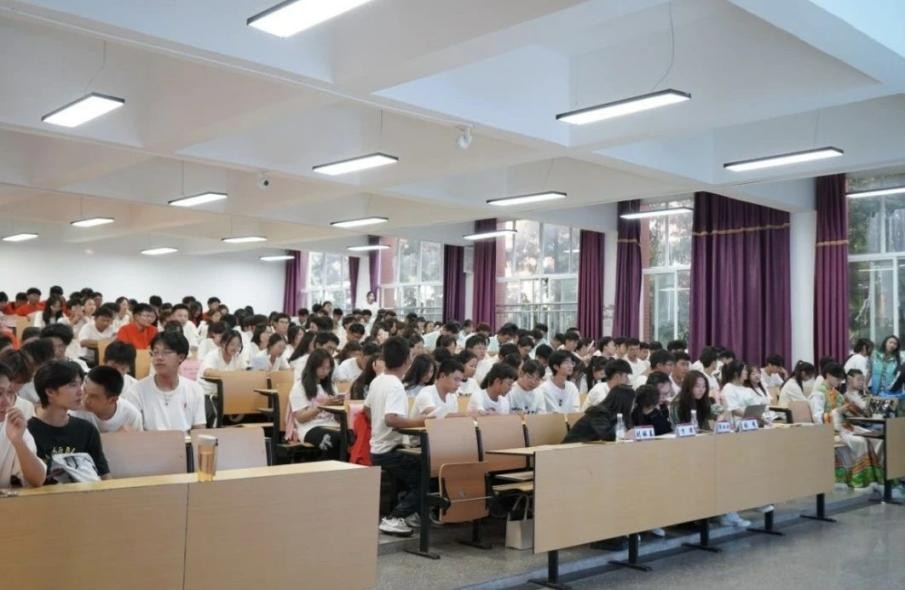 学生工作周报(第12期) 第 32 张 学生工作周报(第12期) 第 32 张