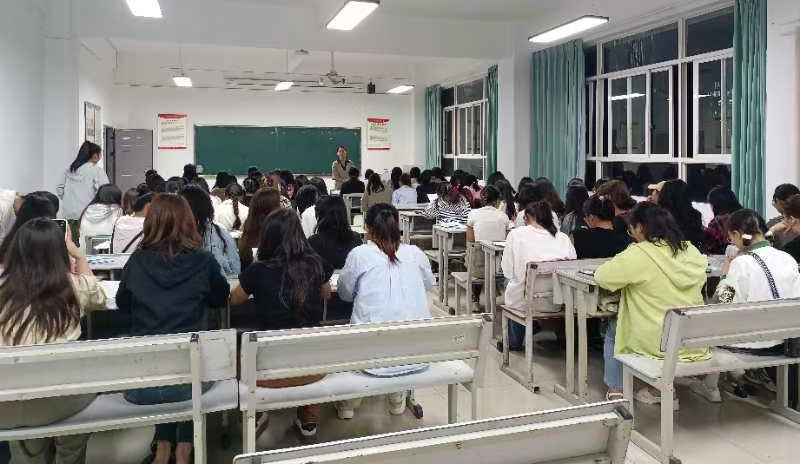 学生工作周报(第11期) 第 9 张 学生工作周报(第11期) 第 9 张