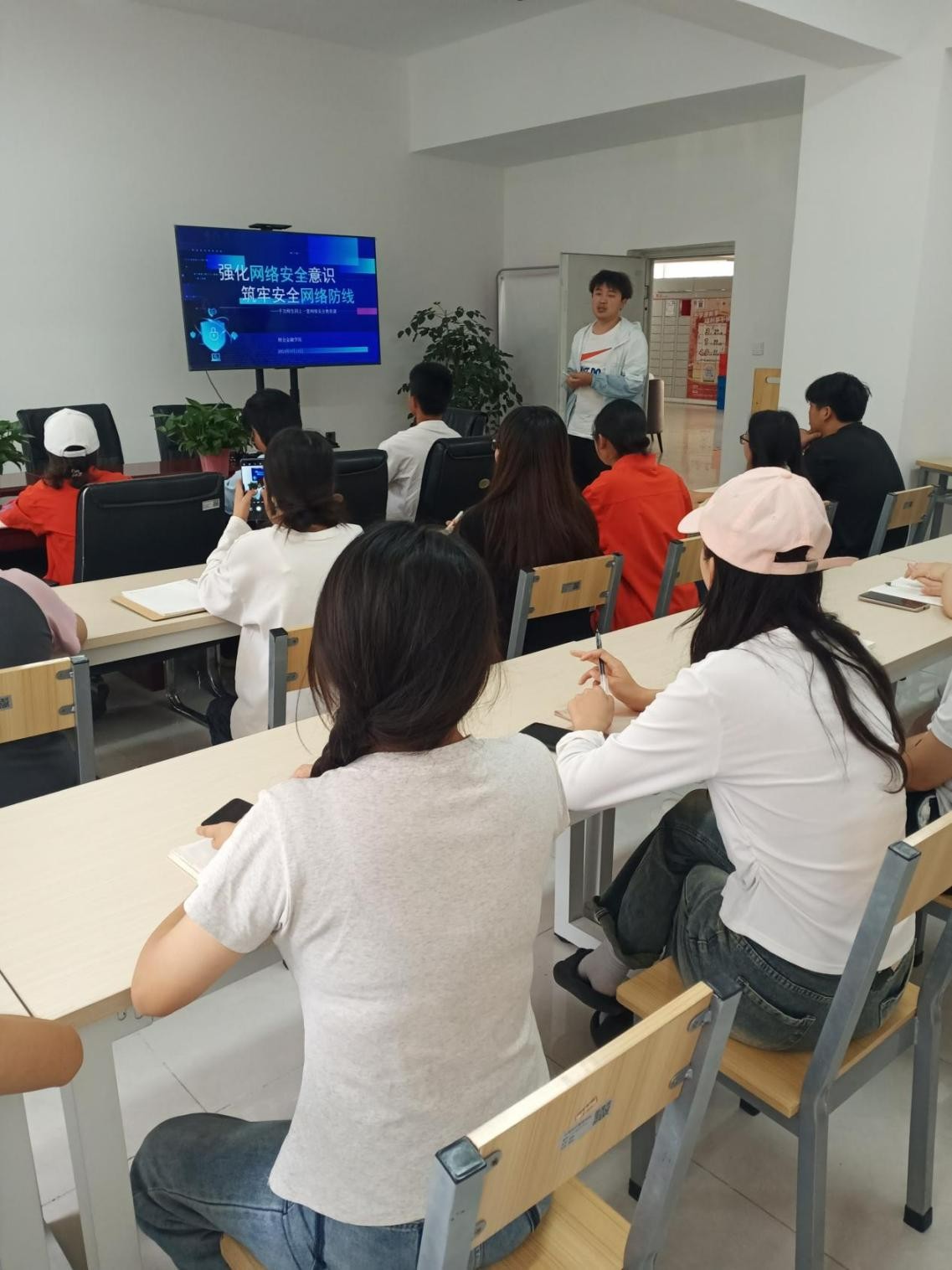 学生工作周报(第10期) 第 38 张 学生工作周报(第10期) 第 38 张