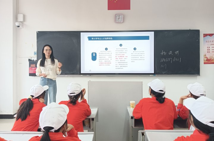 学生工作周报(第9期) 第 13 张 学生工作周报(第9期) 第 13 张