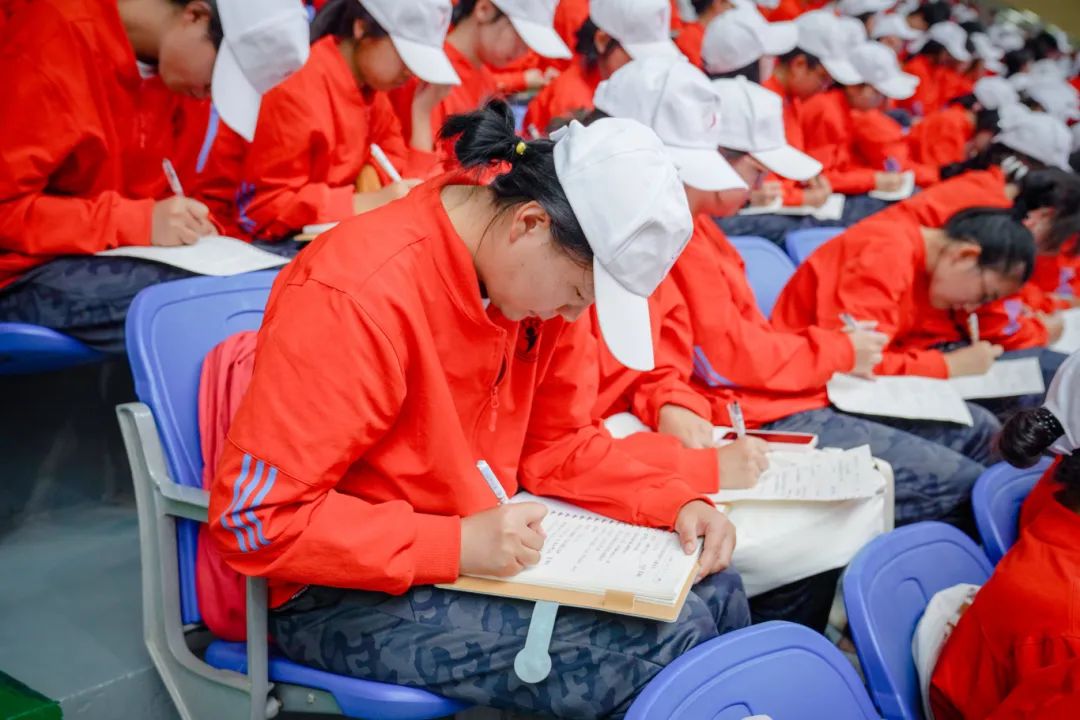 点燃爱国情!李继才将军带领经管学子重温党史,共筑强国梦 第 8 张 点燃爱国情!李继才将军带领经管学子重温党史,共筑强国梦 第 8 张