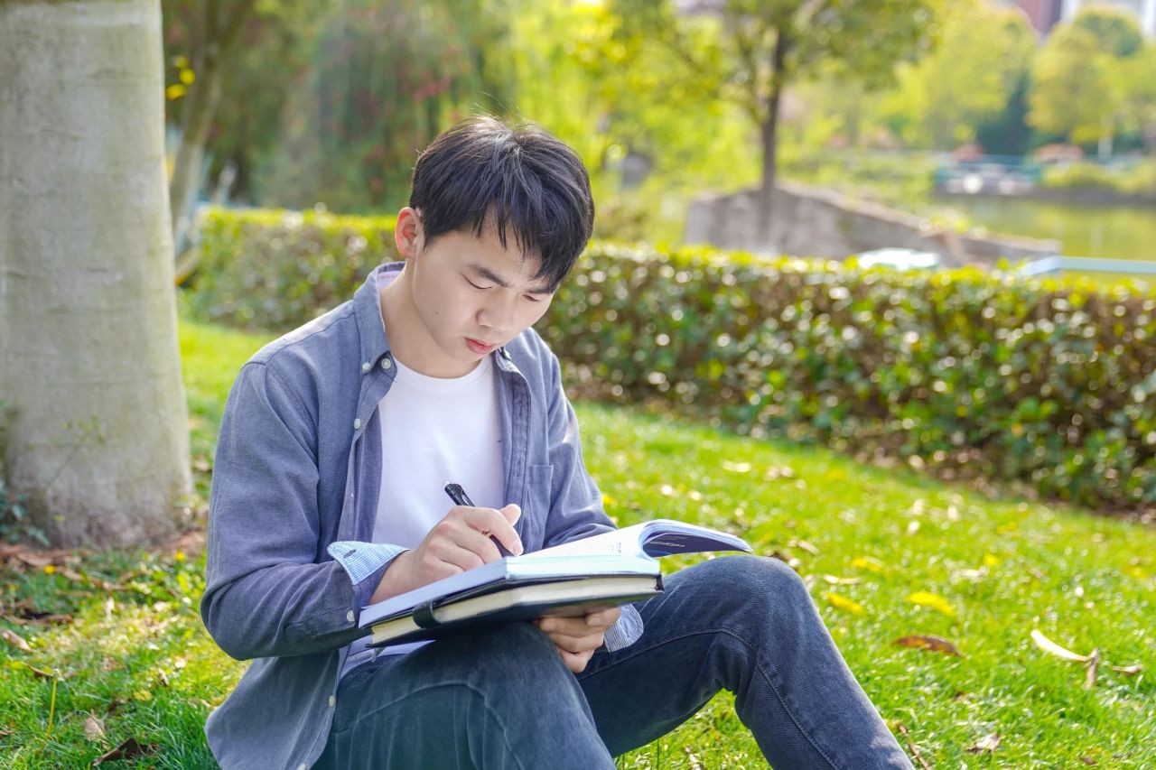 祝贺!云经管张敬康、邓福斌同学荣获2023年度第五届云南省“百名大学生自强之星”奖学金 第 5 张 祝贺!云经管张敬康、邓福斌同学荣获2023年度第五届云南省“百名大学生自强之星”奖学金 第 5 张