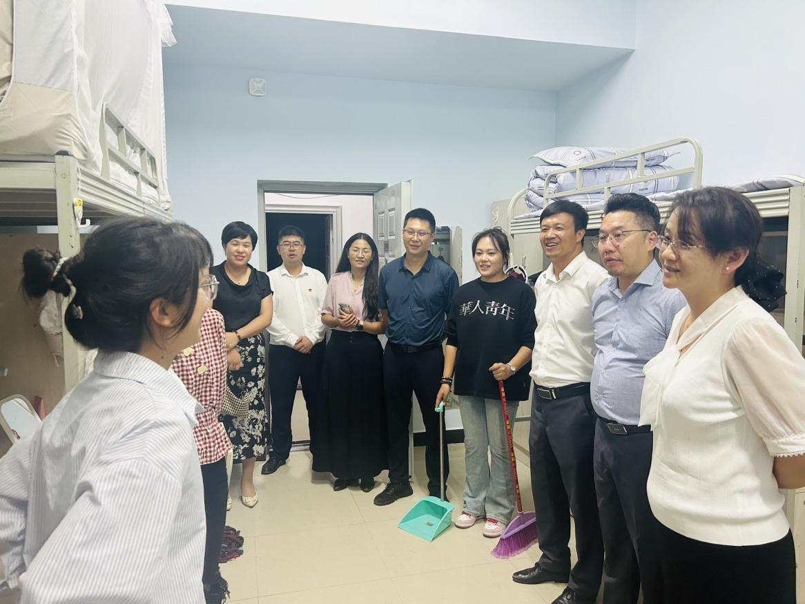 wps_doc_0.jpeg “关怀进社区,情暖新学期”:校院领导深入智慧社区走访慰问2024级新生 第 2 张