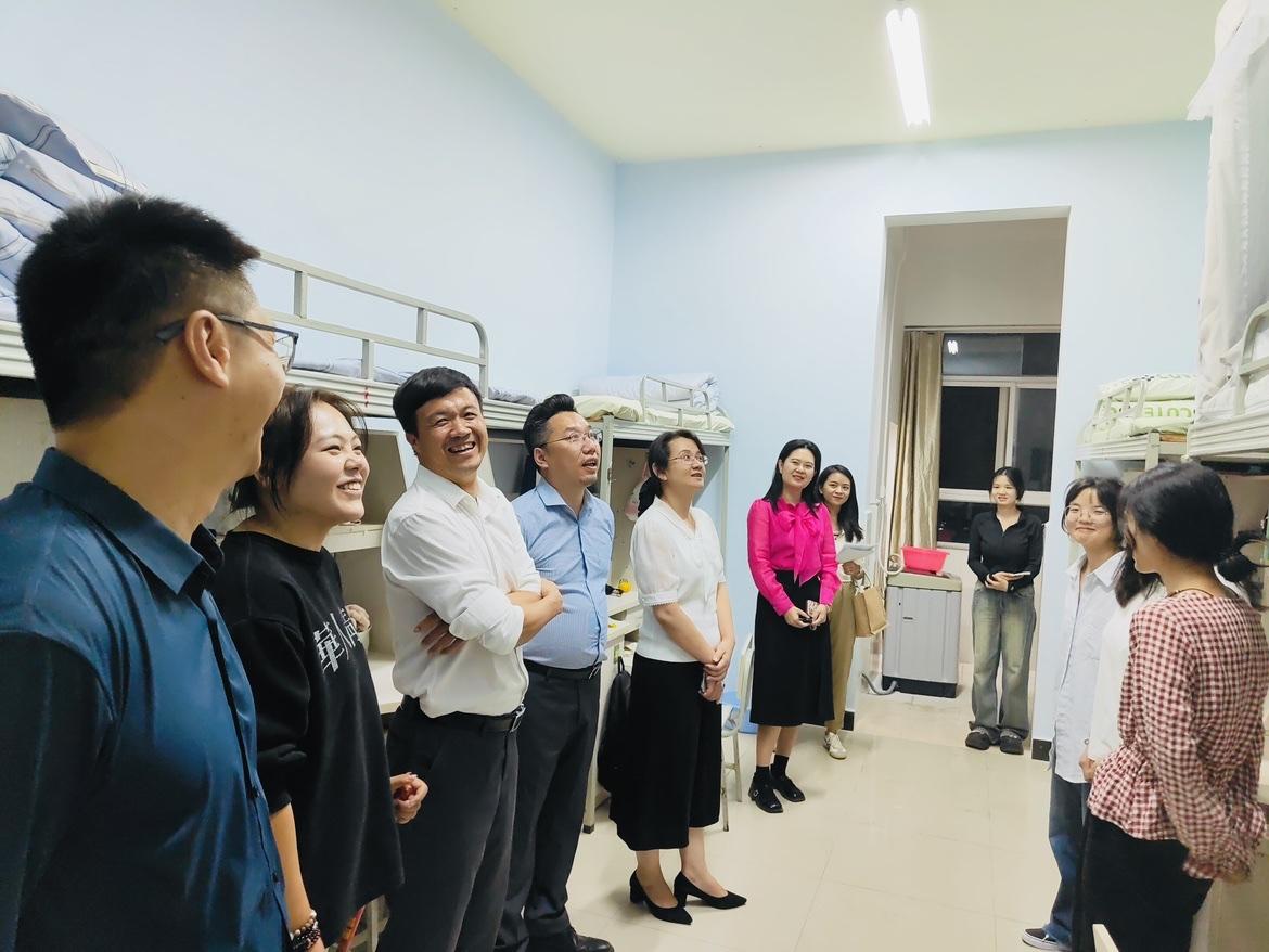 wps_doc_3.jpeg “关怀进社区,情暖新学期”:校院领导深入智慧社区走访慰问2024级新生 第 3 张