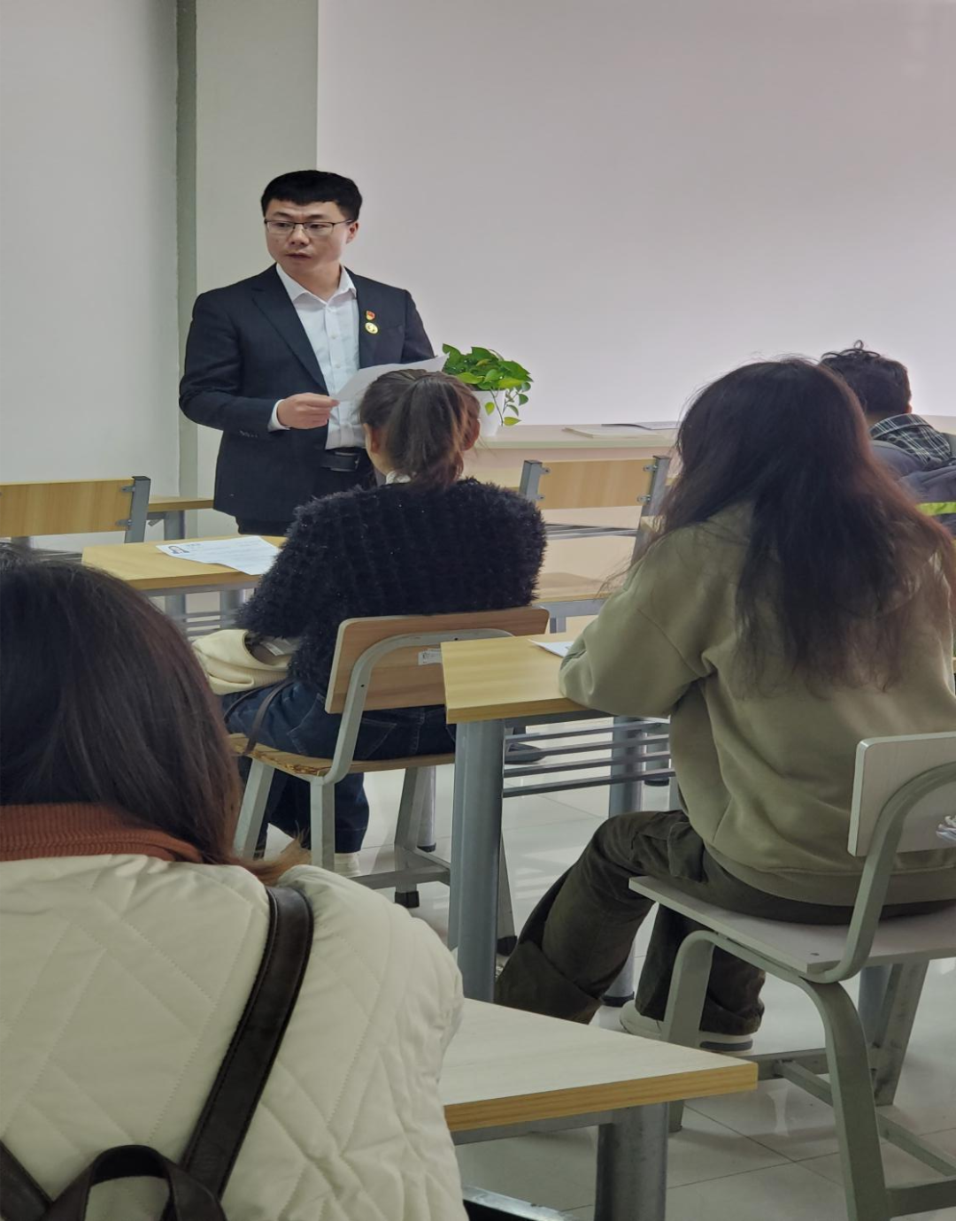 学院资讯 | 财会金融学院成功举办简历指导培训 助力学生提升职场竞争力 第 3 张 学院资讯 | 财会金融学院成功举办简历指导培训 助力学生提升职场竞争力 第 3 张