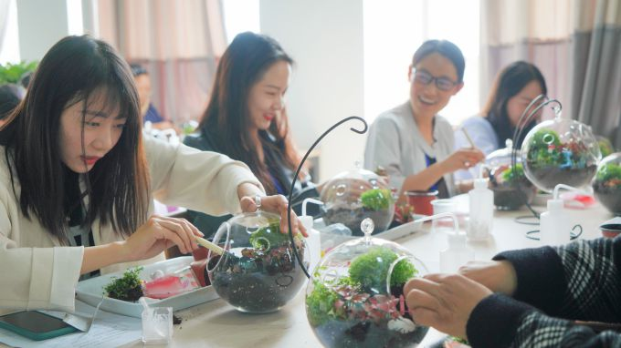 捧在手心的小森林,看得见的向往 ——云南经济管理学院教职工苔藓微景观DIY活动 第 5 张 捧在手心的小森林,看得见的向往 ——云南经济管理学院教职工苔藓微景观DIY活动 第 5 张