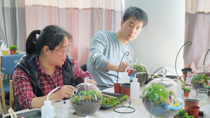捧在手心的小森林,看得见的向往 ——云南经济管理学院教职工苔藓微景观DIY活动 第 6 张 捧在手心的小森林,看得见的向往 ——云南经济管理学院教职工苔藓微景观DIY活动 第 6 张