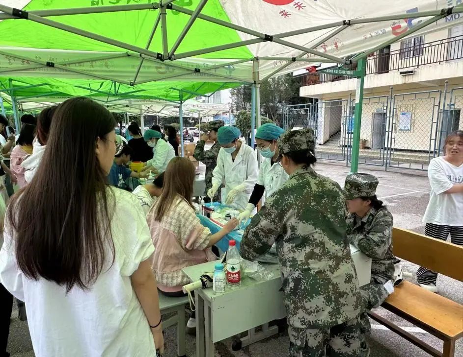 医家仁社区开展传染病筛查和家庭医生签约活动 第 2 张 医家仁社区开展传染病筛查和家庭医生签约活动 第 2 张