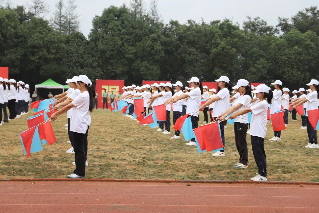 鲜衣怒马少年时 厉兵秣马点兵日——云南经济管理学院医学院军训结业典礼 第 8 张
