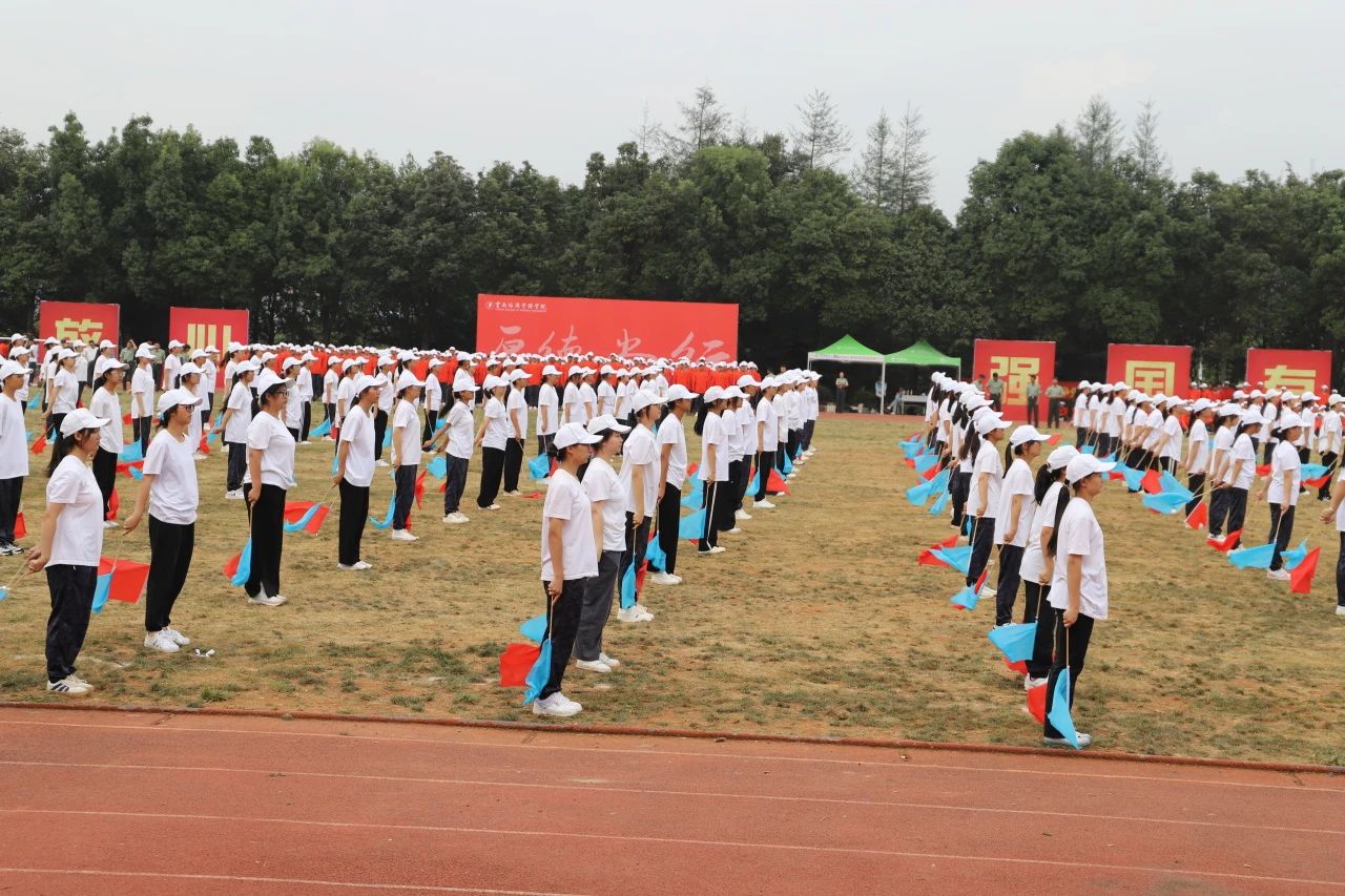 鲜衣怒马少年时 厉兵秣马点兵日——云南经济管理学院医学院军训结业典礼 第 10 张