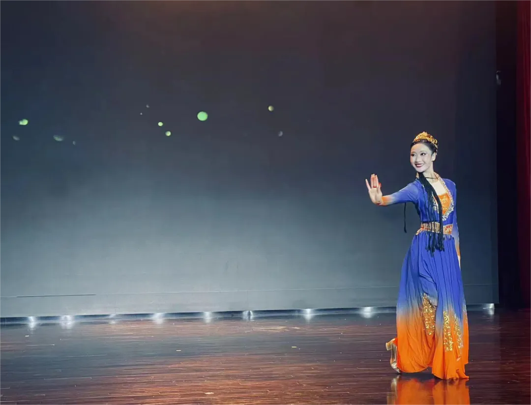 云南经济管理学院艺术与传媒学院20本科舞蹈学专业《纪元·舞20》毕业汇报展演圆满落幕 第 5 张 云南经济管理学院艺术与传媒学院20本科舞蹈学专业《纪元·舞20》毕业汇报展演圆满落幕 第 5 张