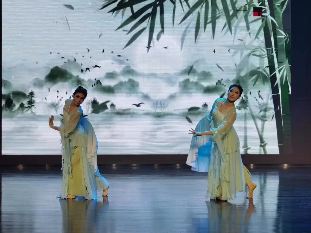 云南经济管理学院艺术与传媒学院20本科舞蹈学专业《纪元·舞20》毕业汇报展演圆满落幕 第 6 张 云南经济管理学院艺术与传媒学院20本科舞蹈学专业《纪元·舞20》毕业汇报展演圆满落幕 第 6 张