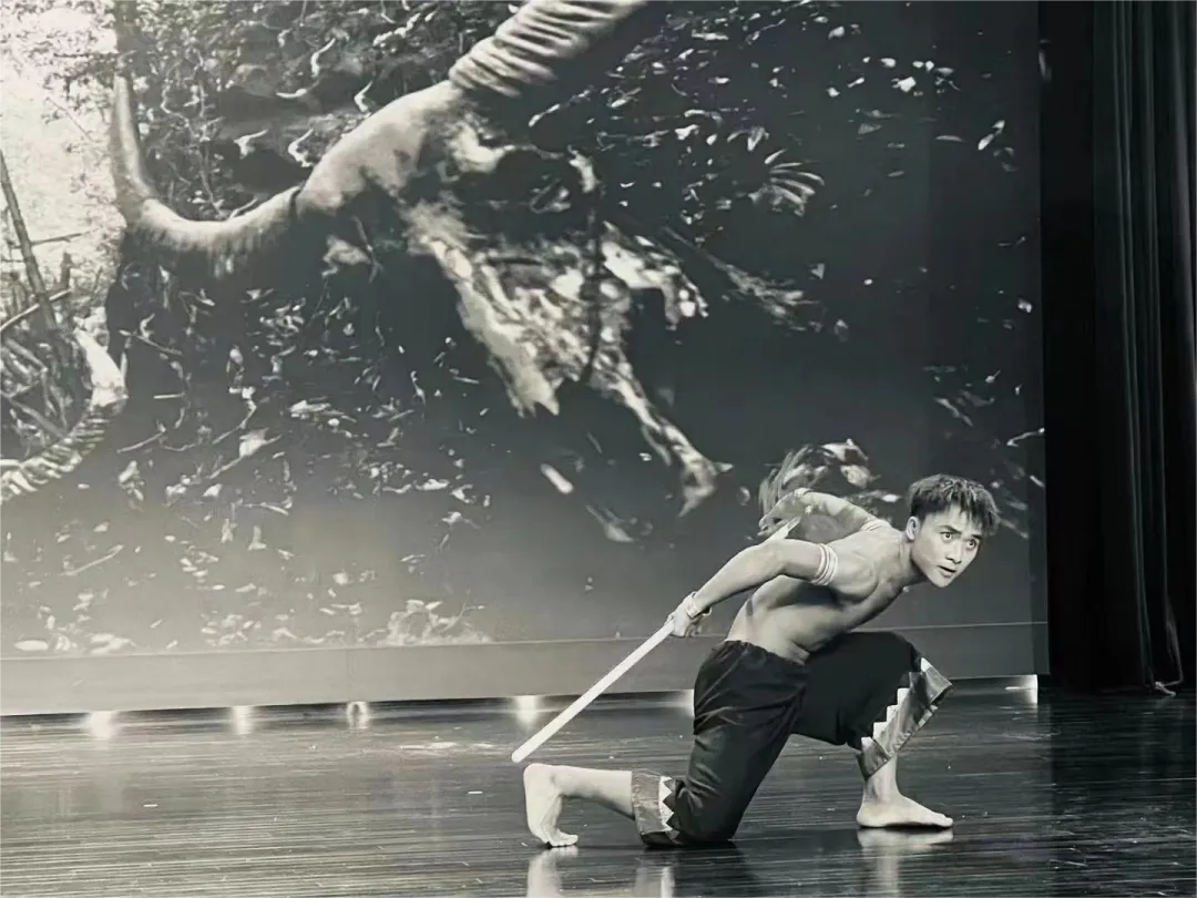 云南经济管理学院艺术与传媒学院20本科舞蹈学专业《纪元·舞20》毕业汇报展演圆满落幕 第 7 张 云南经济管理学院艺术与传媒学院20本科舞蹈学专业《纪元·舞20》毕业汇报展演圆满落幕 第 7 张