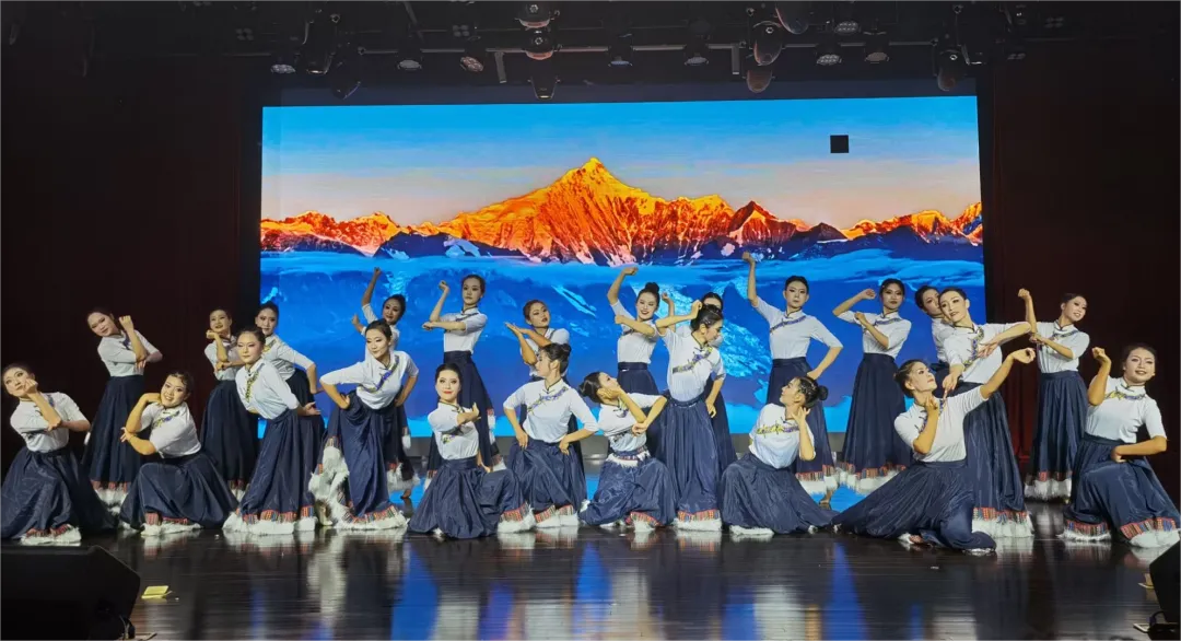 云南经济管理学院艺术与传媒学院20本科舞蹈学专业《纪元·舞20》毕业汇报展演圆满落幕 第 10 张 云南经济管理学院艺术与传媒学院20本科舞蹈学专业《纪元·舞20》毕业汇报展演圆满落幕 第 10 张