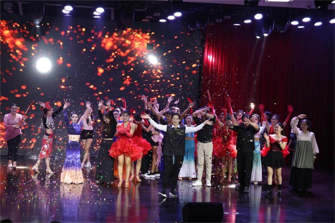 云南经济管理学院艺术与传媒学院20本科舞蹈学专业《纪元·舞20》毕业汇报展演圆满落幕 第 12 张 云南经济管理学院艺术与传媒学院20本科舞蹈学专业《纪元·舞20》毕业汇报展演圆满落幕 第 12 张