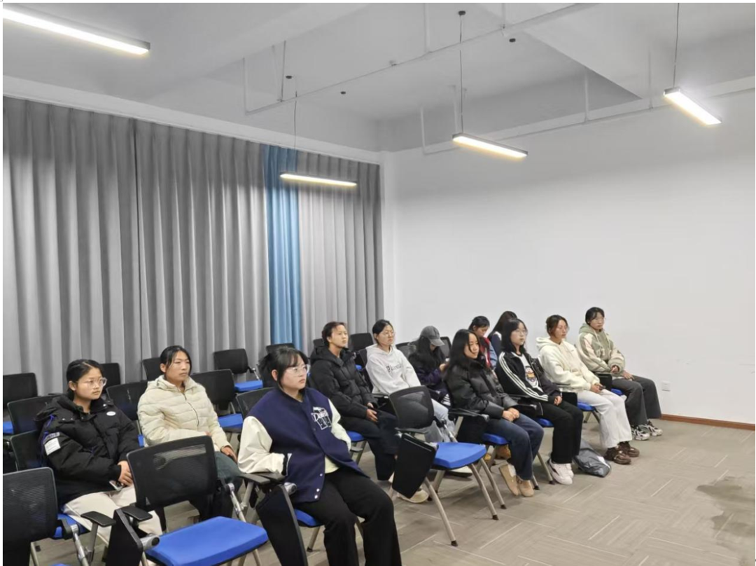 资助育人|2025年“筑梦经管·励学坊”之校内勤工助学技能提升营第七期顺利开展 第 2 张 资助育人|2025年“筑梦经管·励学坊”之校内勤工助学技能提升营第七期顺利开展 第 2 张