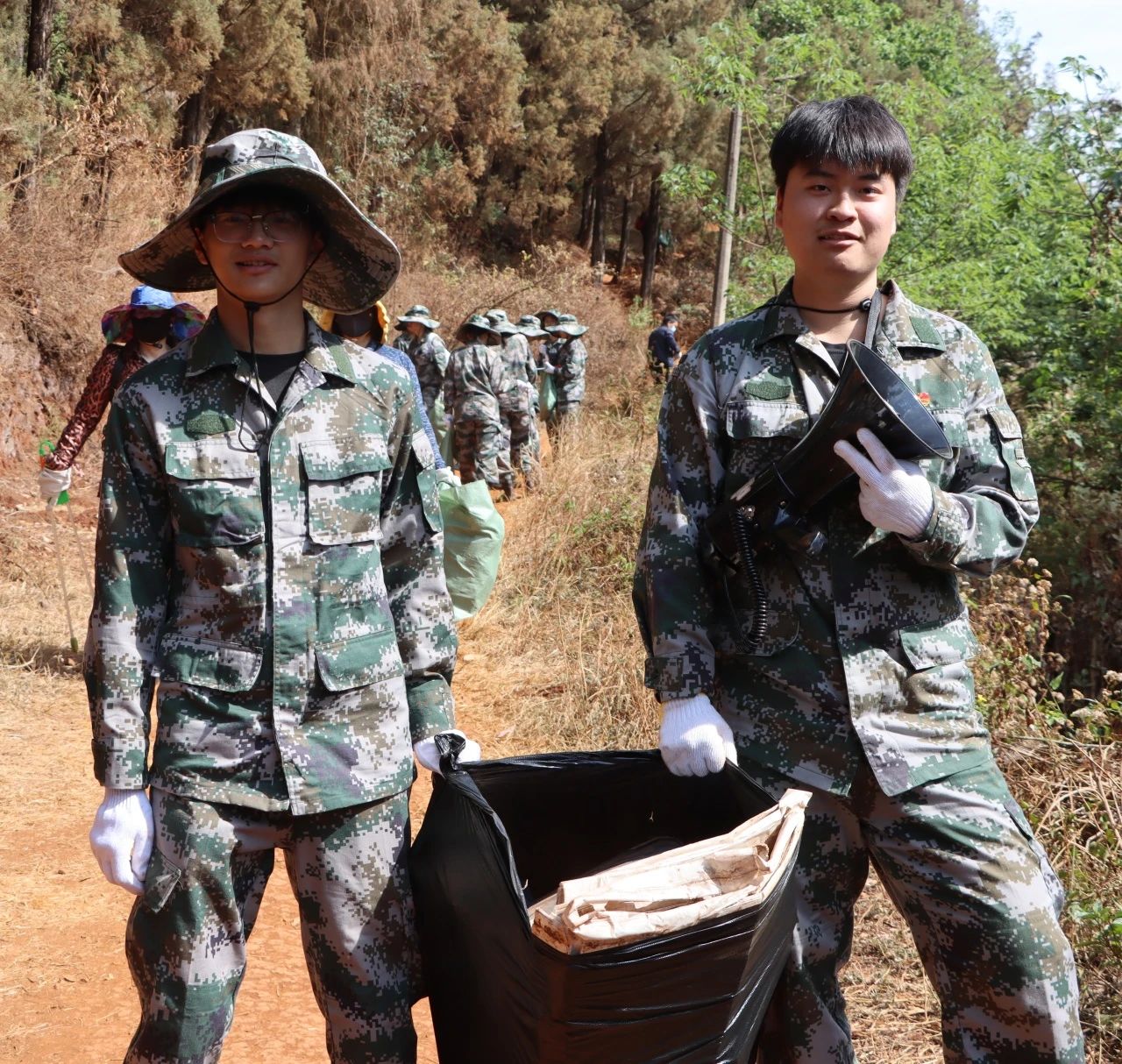 垃圾不落地 山林更美丽——黑林铺街道与云南经济管理学院开展护林环保行动 第 7 张