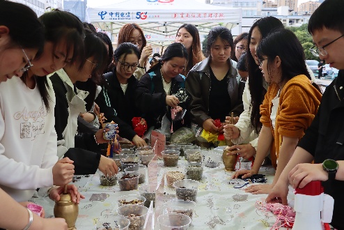 “三载药香缝迷趣，千丝百草裹安康” ——传统佳节与中医药文化交相辉映，医学院第三届中医药文化节圆满落幕  第 6 张