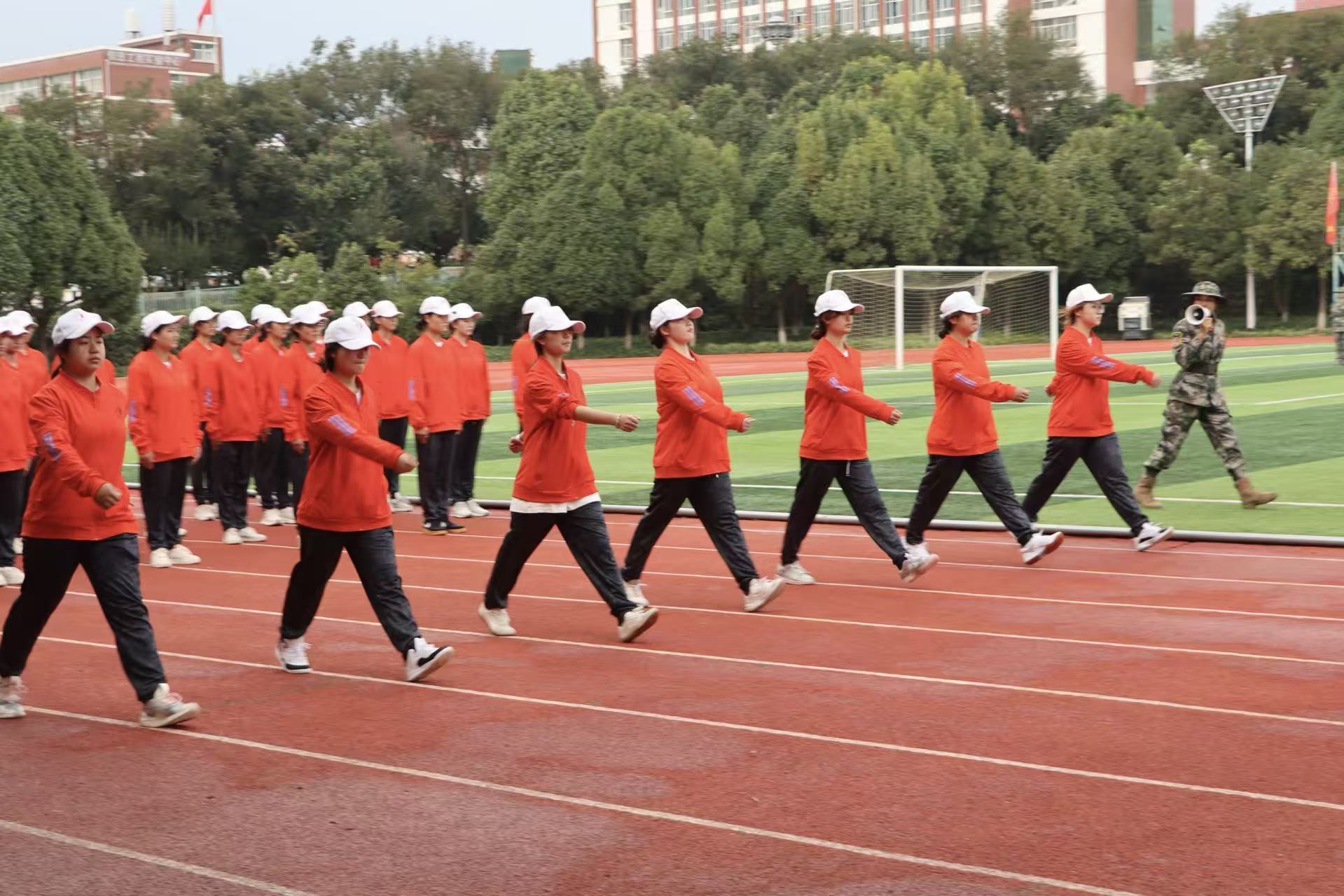 齐步铿锵砺意志，医学生军训展昂扬风貌 第 7 张