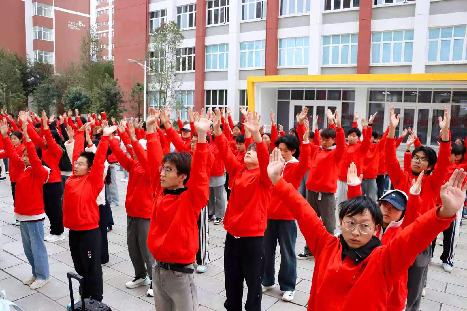 16.jpeg 早训八段锦 健康留吾身——云南经济管理学院医学院开展八段锦集体活动 第 6 张