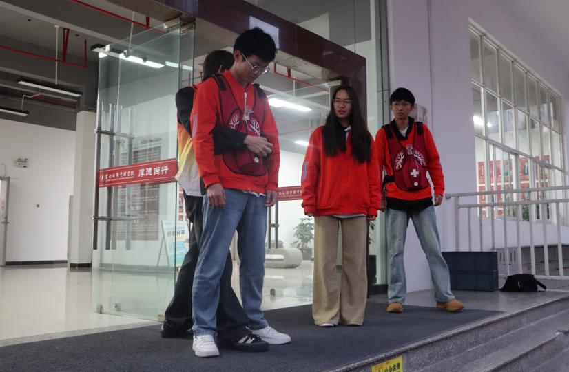 练“救命拥抱”，筑安全防线——医学院海姆立克急救早训开练 第 3 张