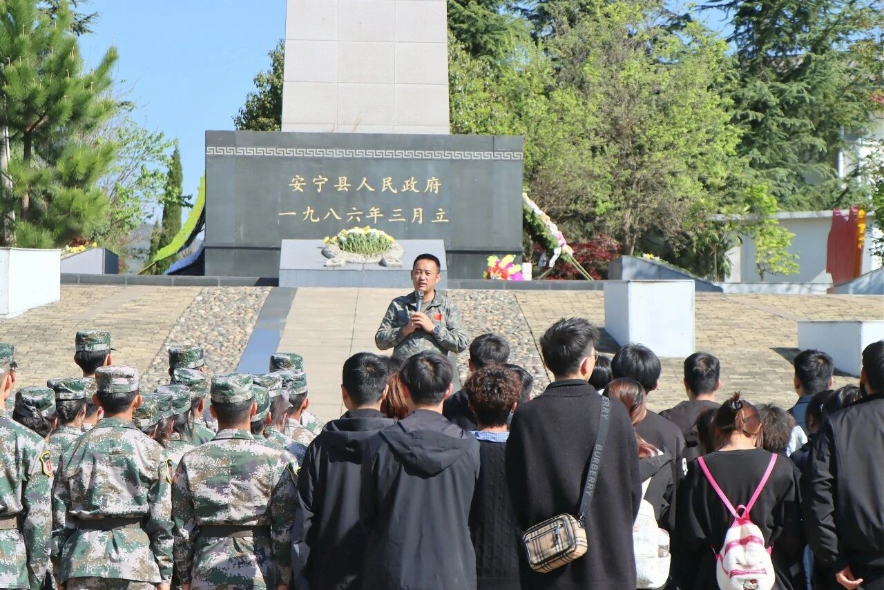 缅怀英烈忠魂赓续红色血脉|我校组织师生赴青龙“3﹒28”烈士陵园开展祭扫活动 第 5 张 缅怀英烈忠魂赓续红色血脉|我校组织师生赴青龙“3﹒28”烈士陵园开展祭扫活动 第 5 张