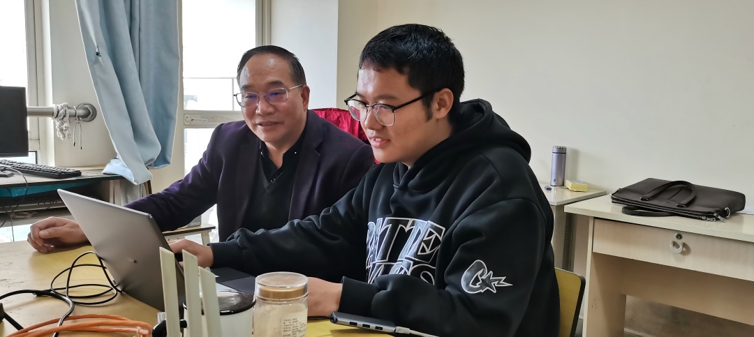 彭老师看望李欣洋同学(1)(1).jpg 彭老师看望李欣洋同学(1)(1).jpg